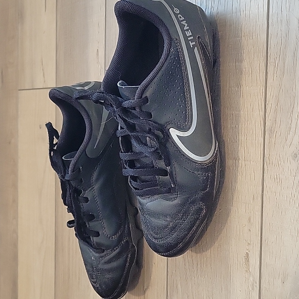 Nike Tiempo Legend 9 Club Black Soccer Cleats Boys Size 6 - Picture 2 of 7